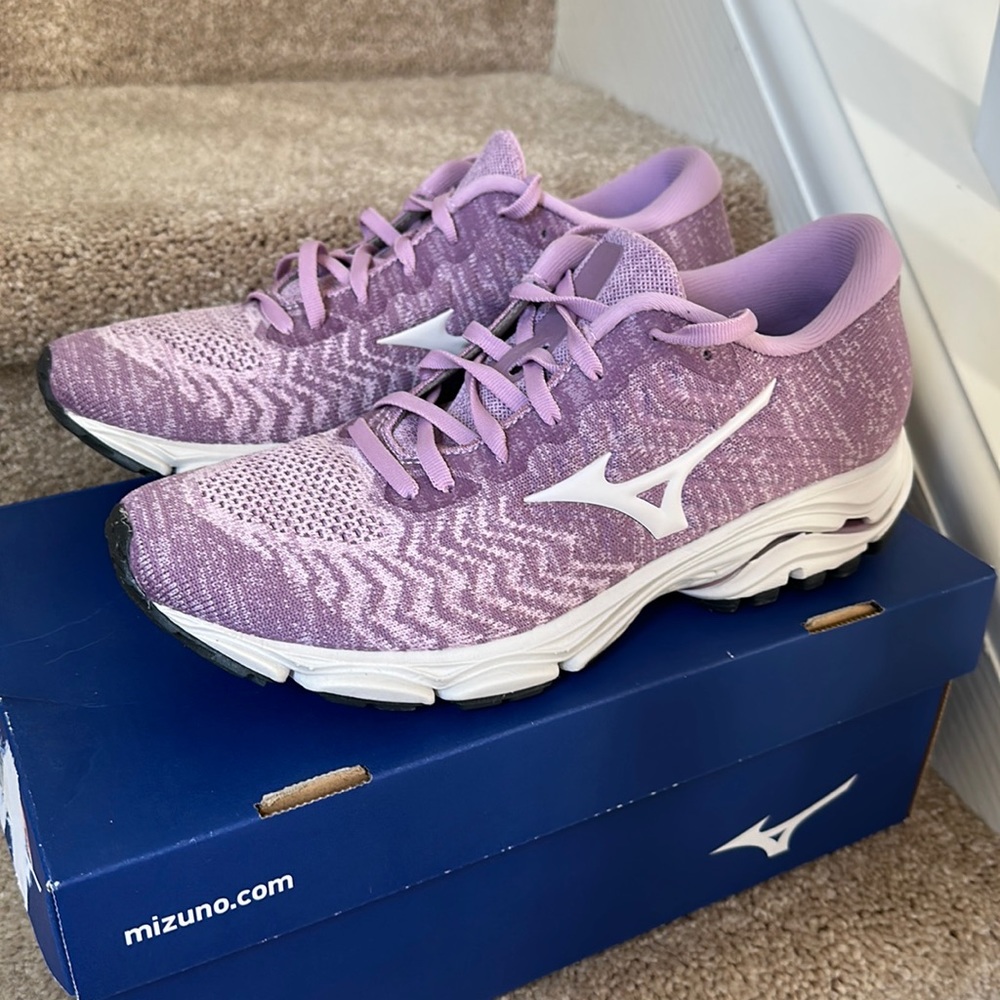 BRAND NEW - worn 1x Mizuno Wave Inspire Women’s Sz 8!